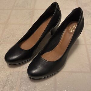 Women’s Clarks Black Leather Pump, size 8